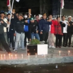 Puluhan Masa Aksi Damai Penyalaan Lilin di Pintu Masuk DPRD Karo