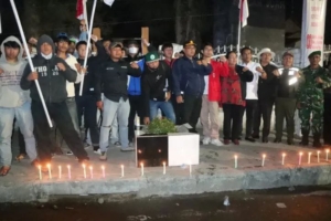 Puluhan Masa Aksi Damai Penyalaan Lilin di Pintu Masuk DPRD Karo