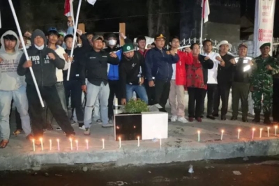 Puluhan Masa Aksi Damai Penyalaan Lilin di Pintu Masuk DPRD Karo