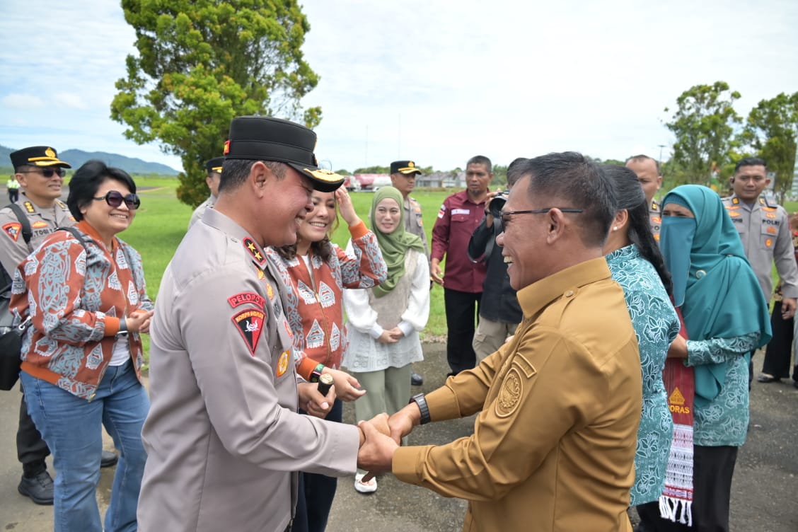 Bupati Tapteng Sambut Kedatangan Kapolda Sumut di Bandara F.L Tobing Pinangsori