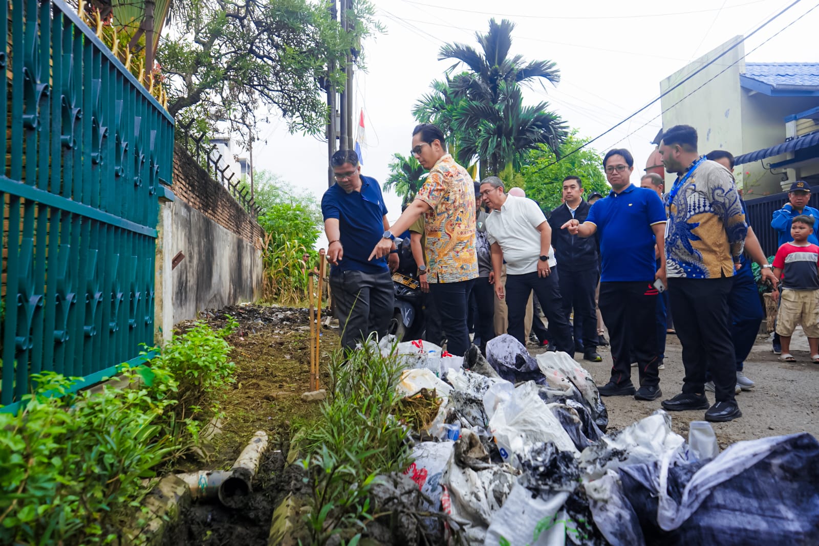 Rico Waas Tangani Keluhan Warga Medan Tembung Terkait Drainase dan Jalan Rusak