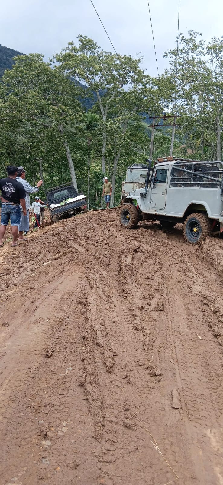 Jalan LMD Karo Tertimbun Tanah Longsor, Mobil Pickup Tergelincir
