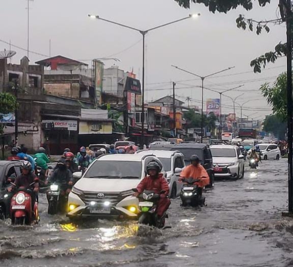 Drainase Buruk, Jalan KL Yos Sudarso dan Marelan Raya Kembali Terendam Banjir