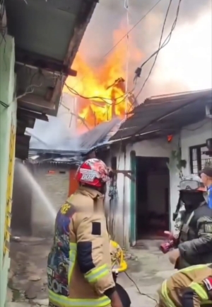 Lima Rumah Musnah Terbakar di Jalan Gaharu Medan Timur