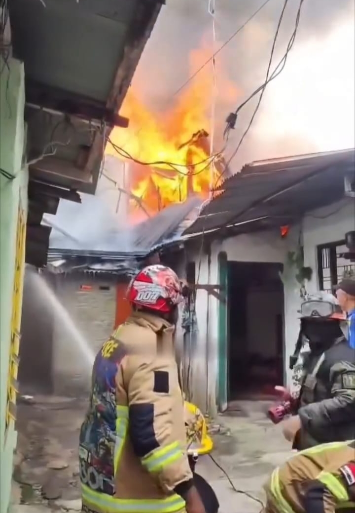 Lima Rumah Musnah Terbakar di Jalan Gaharu Medan Timur