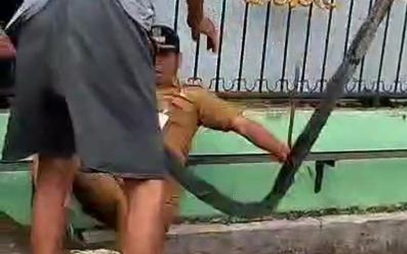 Viral di Medsos, Lurah Perintis Jatuh Didorong Warga Saat Bongkar “Polisi Tidur”