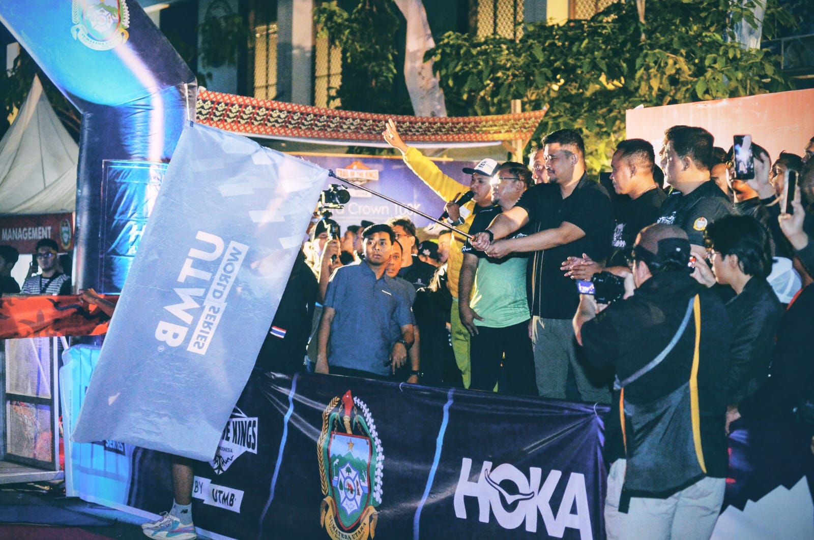 Gubernur Bobby Nasution Lepas Peserta Trail of The Kings, Seribuan Pelari Melintas Panorama Danau Toba