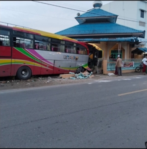 Bus Medan Jaya Seruduk Masjid Bhakti Kotapinang