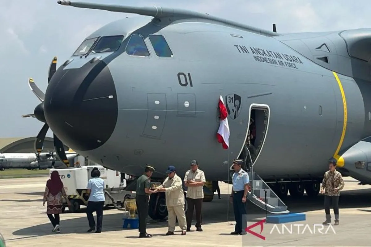 Prabowo Buka Tirai dan Siram Air Kembang ke Pesawat Angkut Airbus A400M