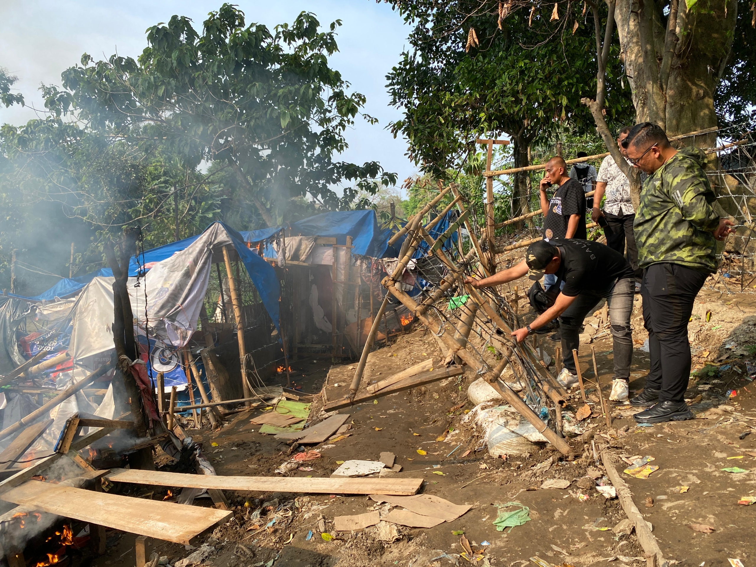 Polrestabes Medan Gerebek Dua Sarang Narkoba di Sunggal, Sejumlah Pengedar Diringkus dan Barak Dibakar