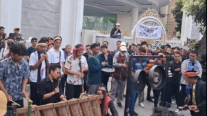Ribuan Massa DemoTutup PT TPL di Kantor Gubernur Sumut Tabuh Gondang Sabangunan