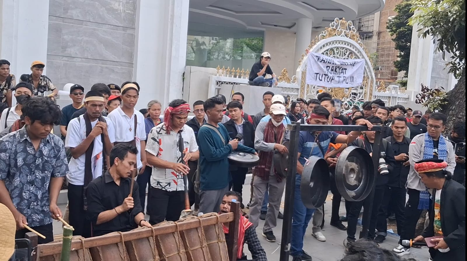 Ribuan Massa DemoTutup PT TPL di Kantor Gubernur Sumut Tabuh Gondang Sabangunan