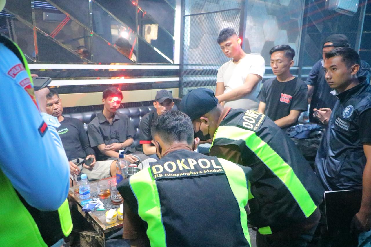 Polda Sumut Gelar Razia Platinum Bar dan Lion Bar & KTV, 16 Pengunjung Positif Narkoba