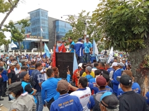 Ratusan Buruh SPSI Geruduk Kantor Gubernur Sumut, Tuntut Penyesuaian Upah