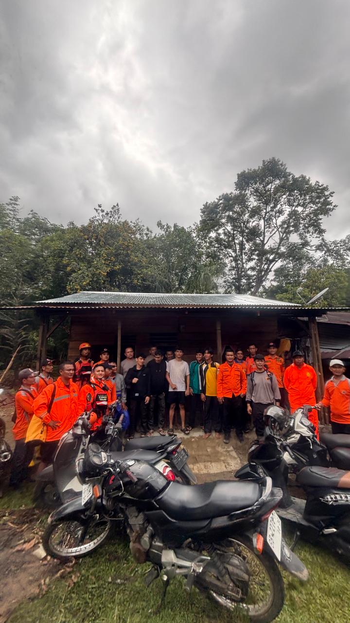 Tim SAR Sibolga Evakuasi 5 Wisatawan Terjebak di Air Terjun Lukbon