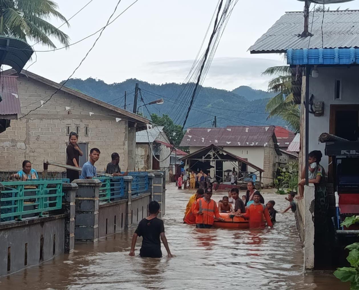 BPBD Tapteng Lakukan Penanggulangan Banjir Dan Longsor
