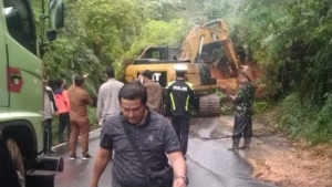 Hujan Deras Picu Longsor di Adian Koting Taput, Akses Jalan Terputus