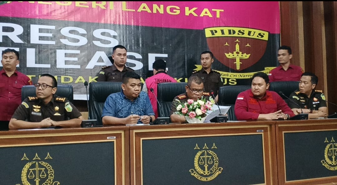 Dugaan Korupsi Pengadaan Smartboard, Kejari Langkat Tetapkan Tersangka Mantan Kadis Pendidikan dan Kasi Sarana dan Prasarana SD