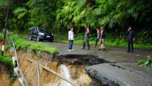 Material Longsor Tutup Akses Taput-Tapteng