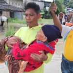 Polisi Evakuasi Lansia Terobos Banjir di Sei Rampah