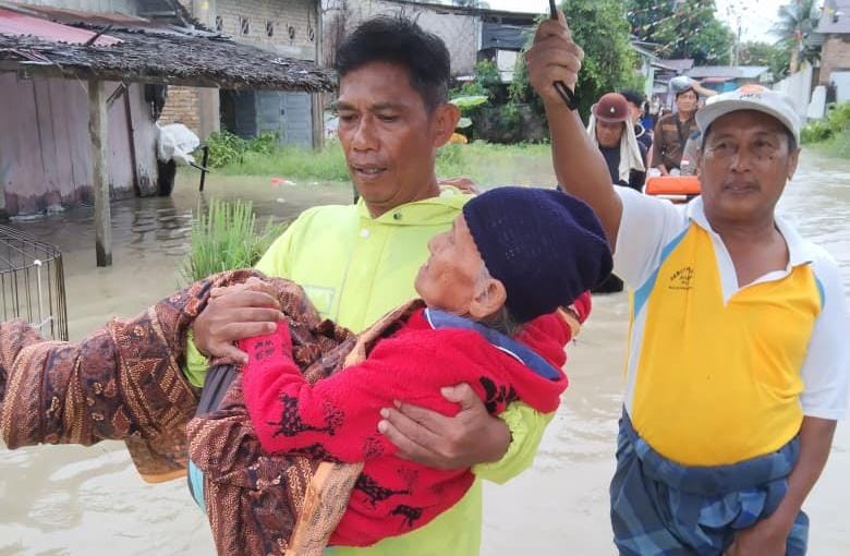 Polisi Evakuasi Lansia Terobos Banjir di Sei Rampah