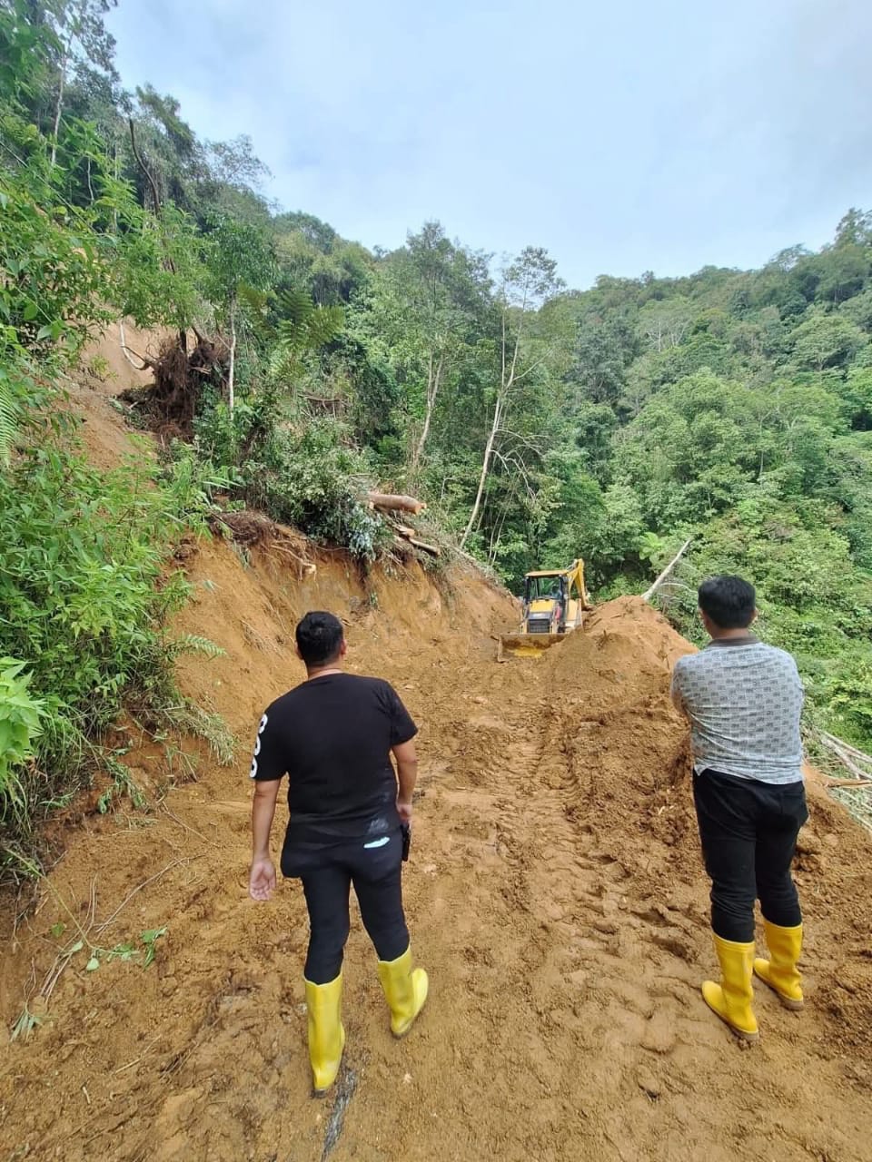 Alat Berat Dikerahkan Buka Akses Jalan di Parmonangan Taput