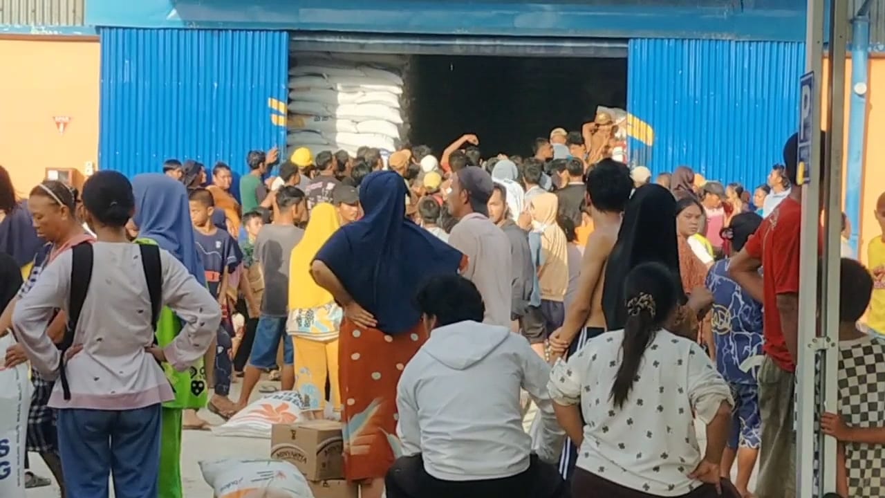 Ribuan Warga Geruduk Gudang Logistik Bulog