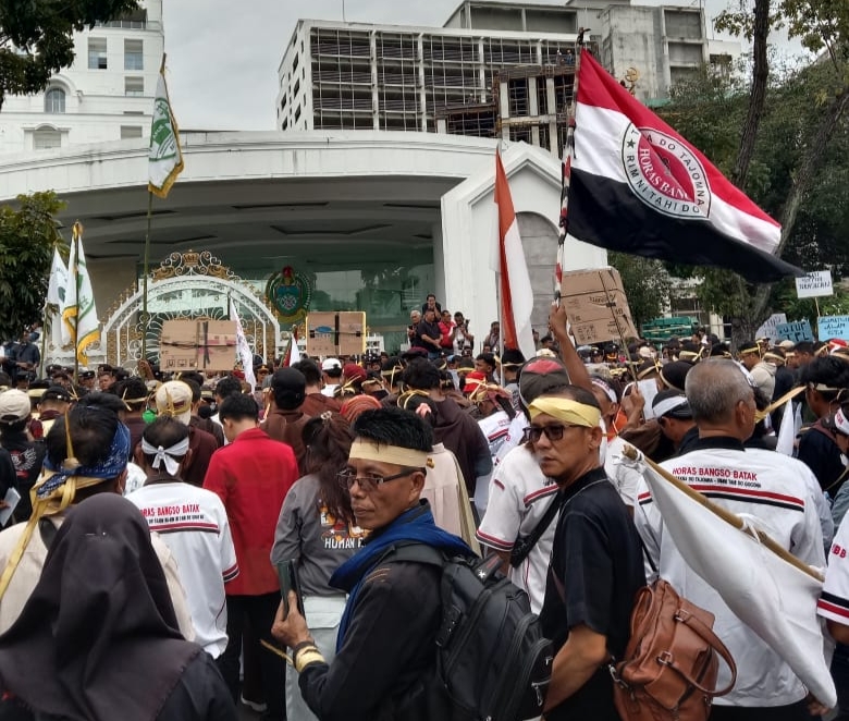 Ribuan Massa Berbagai Aliansi Gelar Unjuk Rasa Minta Gubernur Sumut Tutup TPL