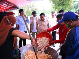 Presiden Prabowo Tinjau Dapur Umum dan Posko Warga Terdampak Banjir di Langkat
