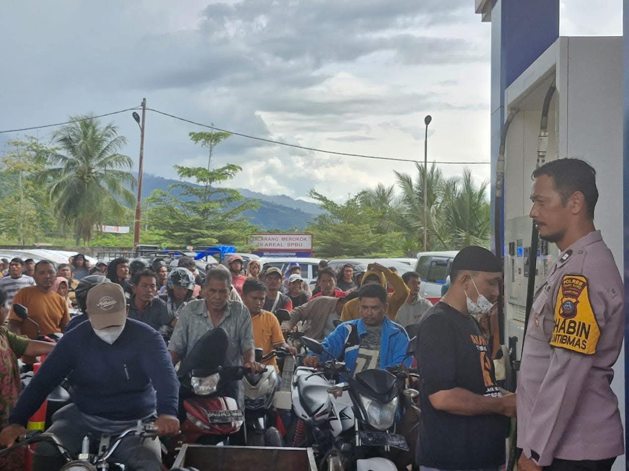 Rela Antri BBM, Pengendara dan Jerigen Punya Asa