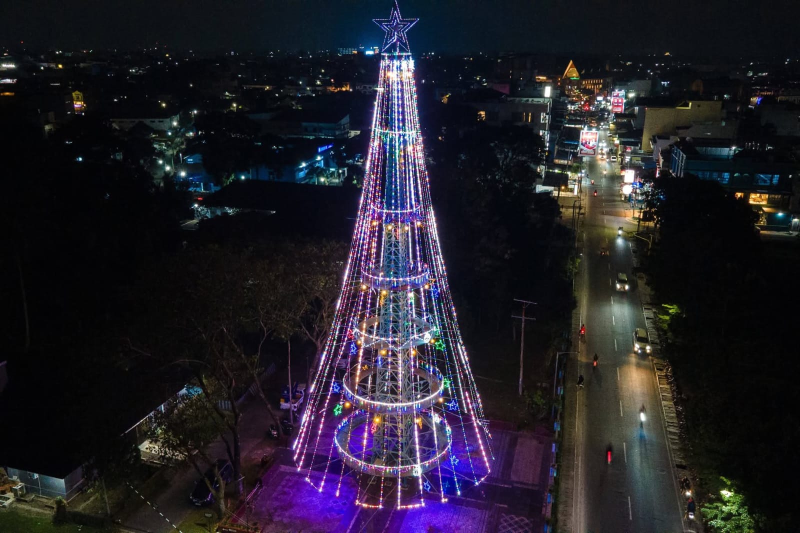 Wali Kota Nyalakan Pohon Terang Tertinggi di Pematangsiantar