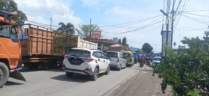 Stok BBM Habis, SPBU Tigabinanga Macet Mengular, Polsek Tigabinanga atur Lalulintas