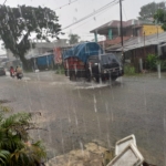 Satu Jam Diguyur Hujan Deras, Jalan Pintu Air IV Langsung Bagai Anak Sungai