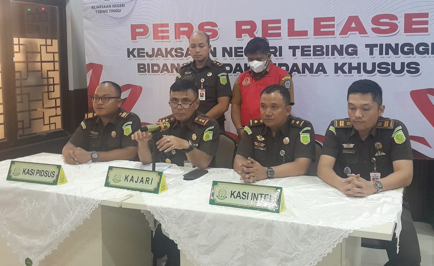 Kajari Tebingtinggi, Satria Abdi MH didampingi Kasi Pidsus Danang Dermawan, Kasi Intel Sai Sintong Purba dan lainnya sewaktu memberi keterangan ke sejumlah awak media terkait kasus korupsi BBM Operasional persampahan di Dinas LH Tebingtinggi TA 2024, Selasa (9/12/2025). (Foto:Dok/Ist)