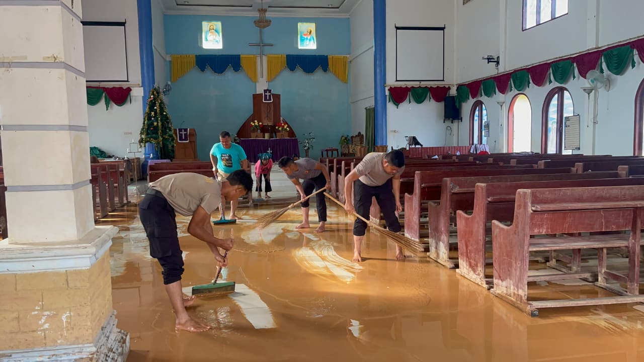 Polda Sumut Bersihkan Gereja HKBP Hutanabolon