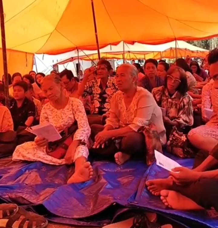 Jemaat GKPI Hutanabolon Rayakan Natal dalam Tenda Pengungsian di Taput