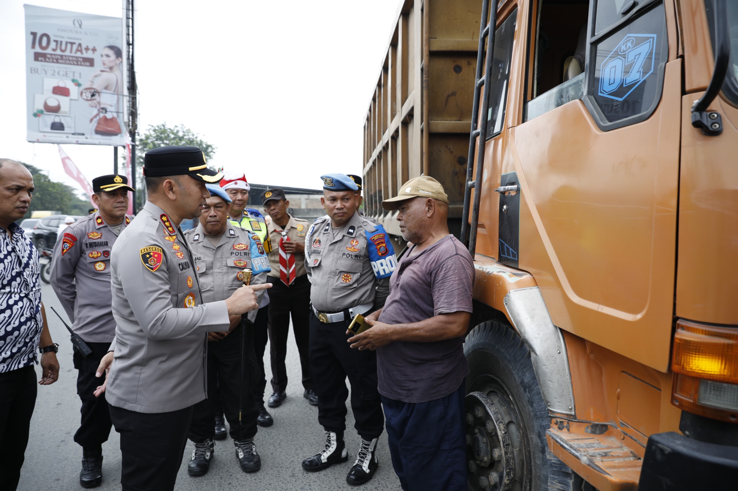 Kapolrestabes Medan Hentikan Truk Tiga Sumbu Karena Langgar Pembatasan Libur Nataru