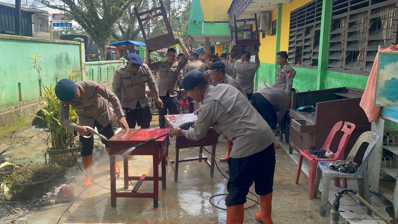 Brimob Polda Sumut Bersihkan SMP Negeri 1 Tanjung Pura Pasca Banjir