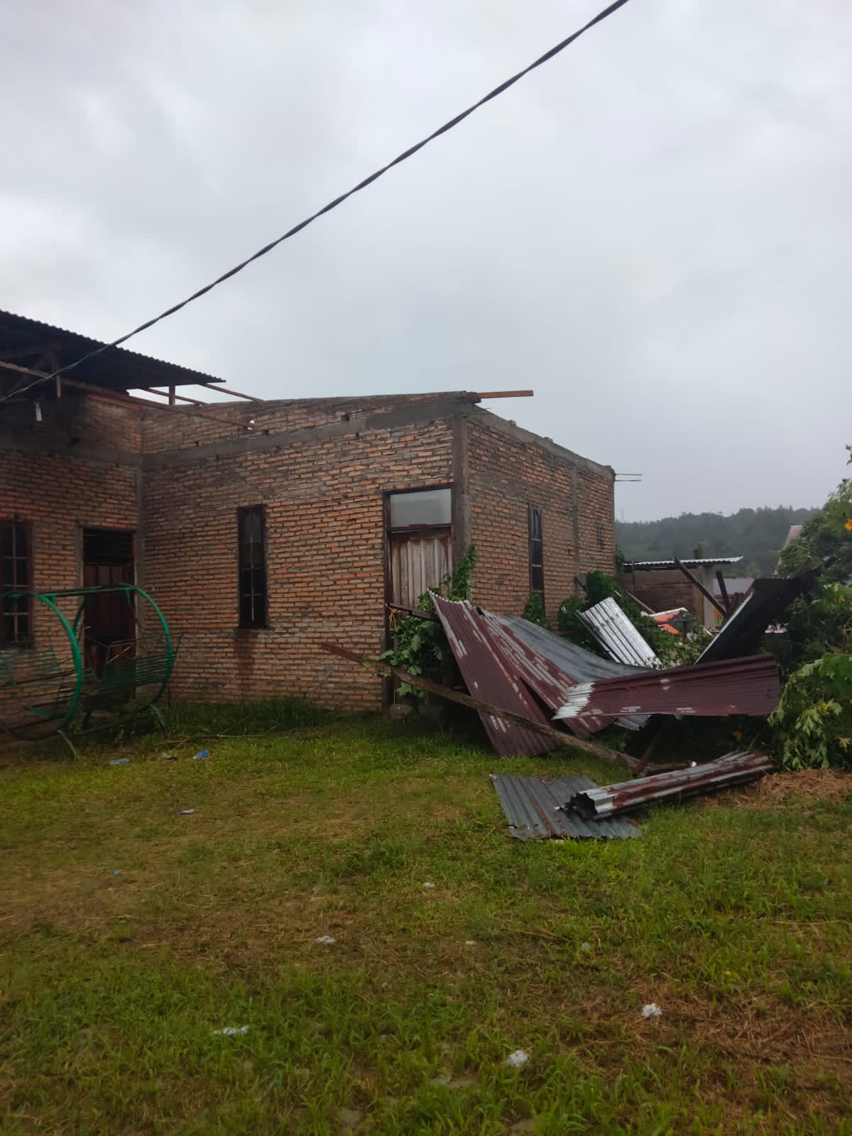 Angin Puting Beliung Merusak 36 Rumah di Desa Hutauruk