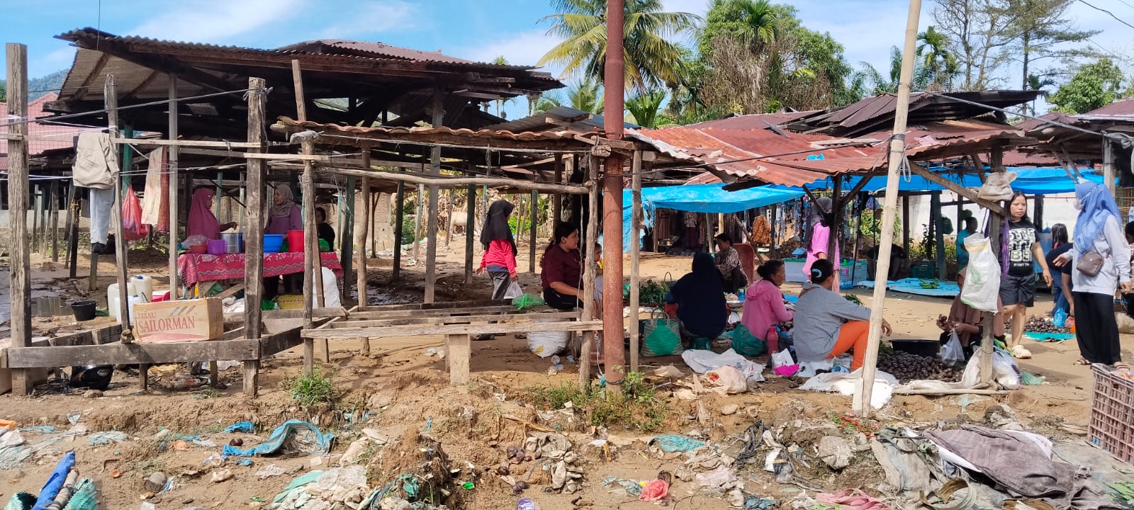 Balerong Pasar Onan Sibuluan Tak Layak Pakai, Pedagang Minta Pemerintah Segera Renovasi