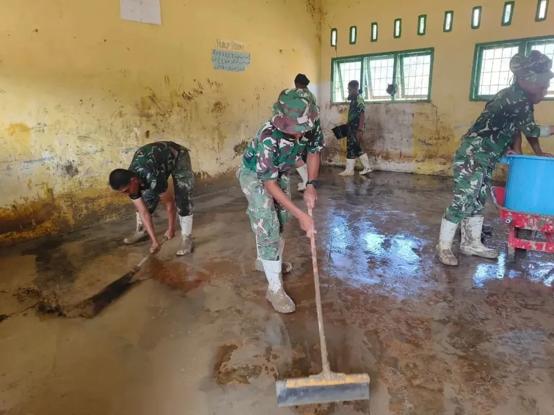 Satgas Gulbencal Kodam I/BB Bersihkan dan Renovasi SDN No 101305 Bandar Tarutung di Angkola, Tapsel