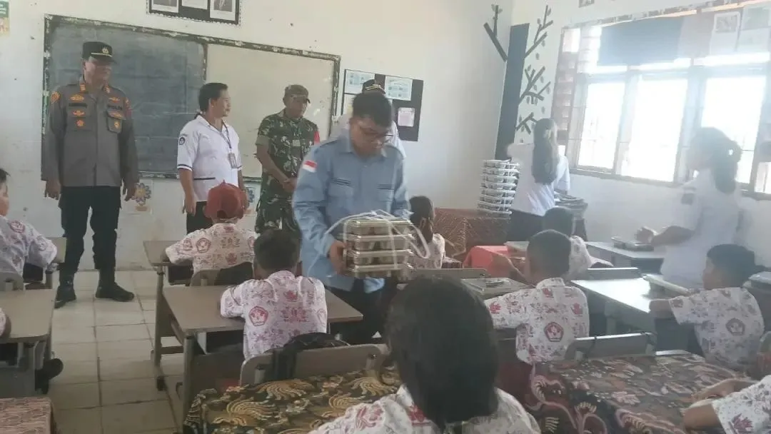 Program Makan Bergizi Gratis, Polsek Mardingding Hadiri Launching SPPG di Buluh Pancur