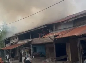 Lima Rumah dan Satu Gudang Terbakar di Kampungmesjid Labura