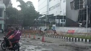 Dinding Plaza Milenium Medan Terbakar