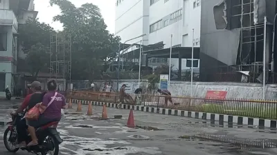 Dinding Plaza Milenium Medan Terbakar