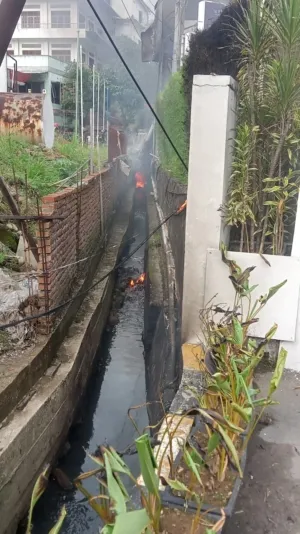 Kebakaran Parit yang Sempat “Menjilat” Dinding Millenium Plaza, Hebohkan Warga