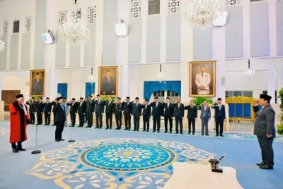 Adies Kadir Dilantik sebagai Hakim Konstitusi