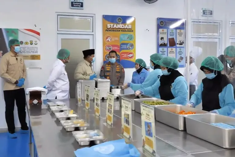 Pastikan Kesiapan Program Gizi Nasional, Presiden Prabowo Tinjau Langsung SPPG Polri Palmerah