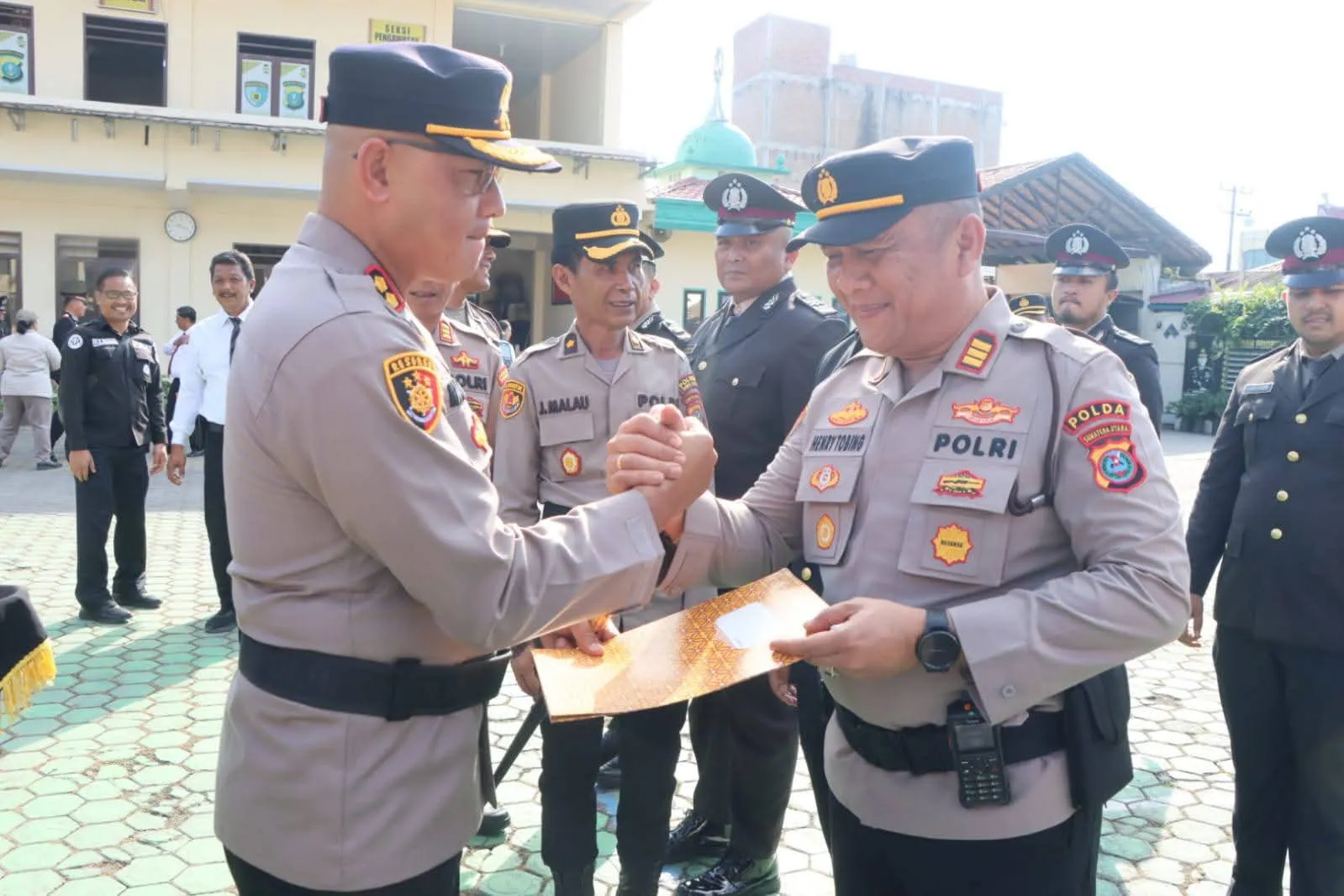 Kapolsek Berastagi dan Personel Terima Penghargaan Pengungkapan Kasus Pembunuhan dan Curanmor