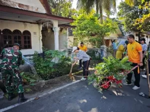 Personel Polres Sibolga dan TNI Gelar Gotong Royong